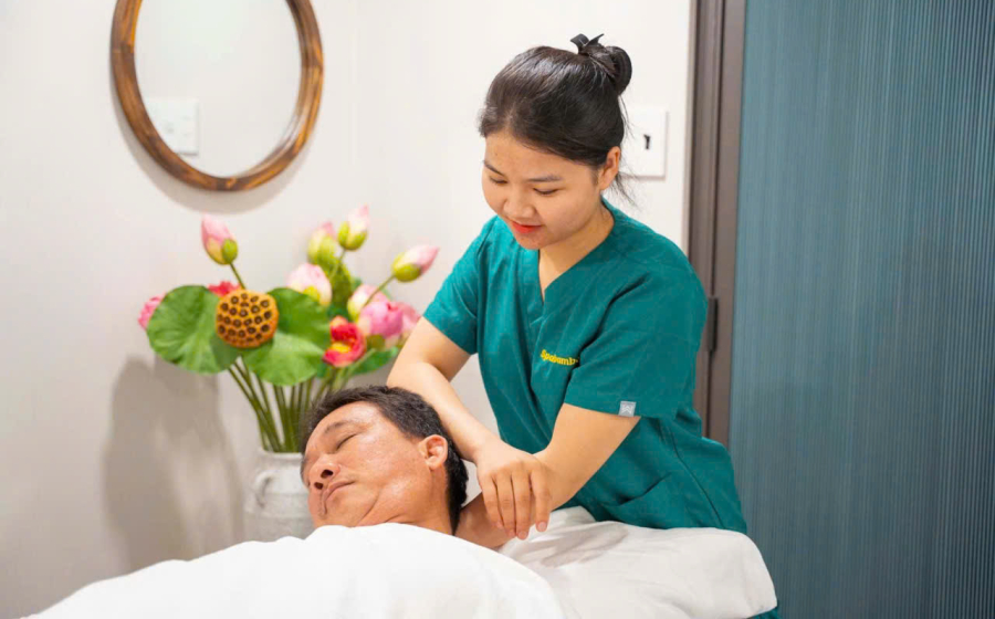 10 Giờ Tối Vẫn Đau Vai Gáy? Đây Là Lý Do Nhiều Người Tại TP.HCM Chọn Massage Tại Nhà HCM