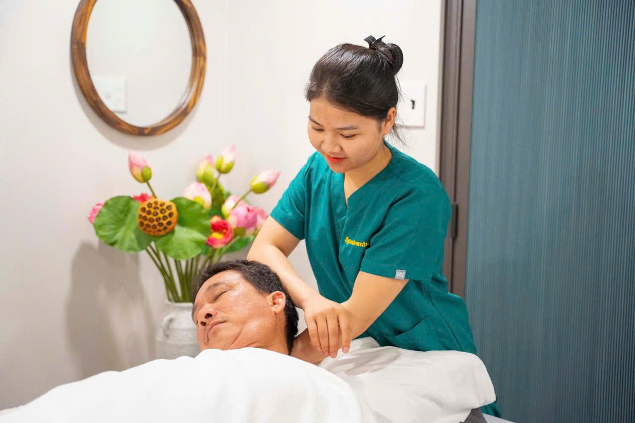 10 Giờ Tối Vẫn Đau Vai Gáy? Đây Là Lý Do Nhiều Người Tại TP.HCM Chọn Massage Tại Nhà HCM